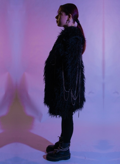 Chain connection to the sleeve and the proportion of the oversized coat can be seen here.