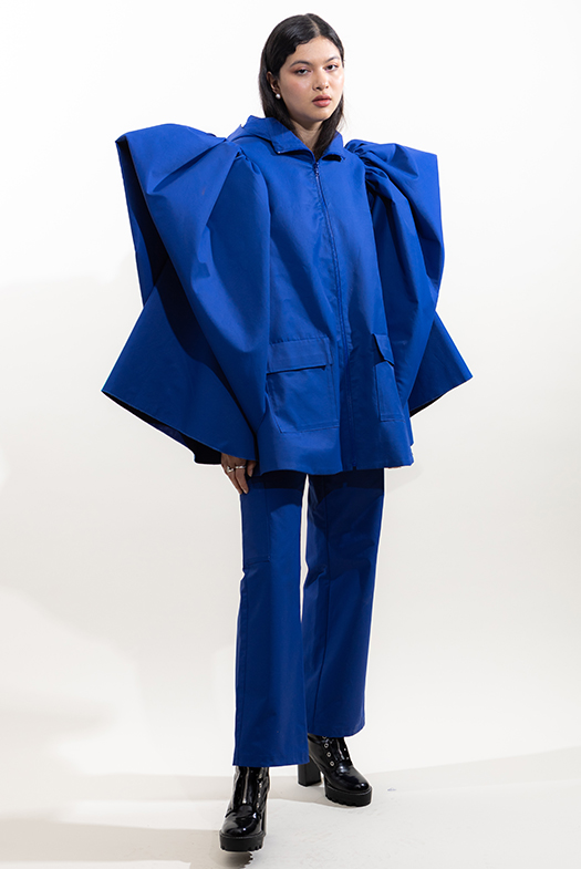 Waterproof "wing"-sleeved rainsuit with matching trousers