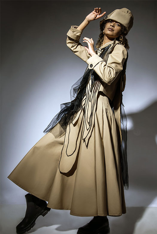 The outlines of all panels are emphasized with bias tape and contrasting black thread.