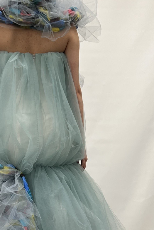 Detail of the back view. The train is surrounding the neck.