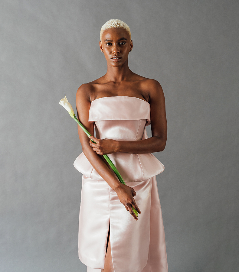 The fitted corset top follows the natural princess line curves, while the boning that starts at the waistline exaggerates the hip and hints at a 1950s silhouette.