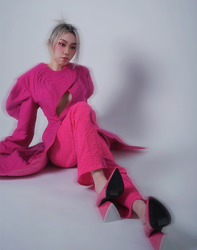 Piping trim is used to show the overall shape of the coat. The coat and pants are made of different fabrics, but they match well on the model.