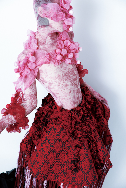 Red and black double-layer skirt. Black silk chiffon mermaid dress and red petticoat. In order to get the idea of garment construction, I searched different statues of cell fusion and cell division, which is similar to "secretions" mixed together.